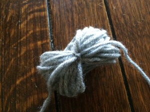 Tie off yarn bundle for pom-pom 