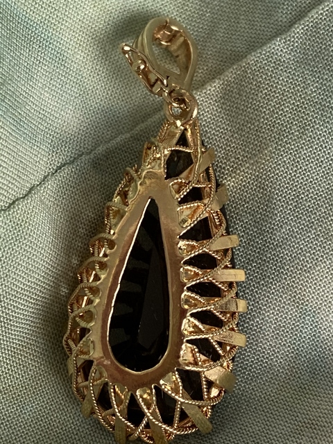 pendant-14ktlgTeardropTopaz_8769 (480×640)