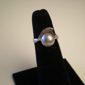 Sterling and gray pearl ring.  Size 5